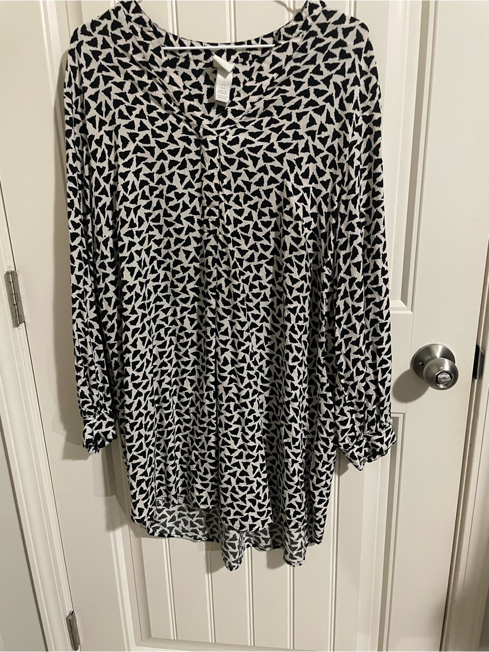 H&M Black and White V-Neck Printed Tunic - Picture 3 of 5